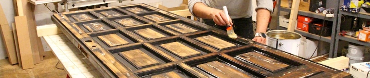 Dörren målas med grundfärg innan den slutmålas. Dörren målas med grundfärg innan den slutmålas.